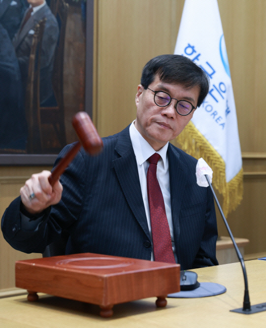 이창용 한국은행 총재가 28일 금융통화위원회에서 앞서 의사봉을 두드리고 있다. [한국은행 제공]